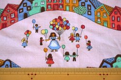 画像2: カラフルな街並みと風船を手にした子供たちのピローケース