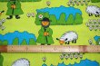 画像2: 旧東ドイツ時代の可愛い羊飼いファブリック（はぎれ）