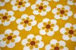 画像1: ドイツ70's★白×山吹色の、可愛いお花（大きなはぎれ）