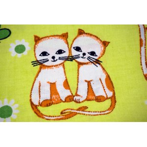 画像: 旧東ドイツ時代【レトロ猫と蝶々】ファブリック（黄緑）