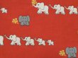 画像1: つながるゾウのファブリック（赤系）はぎれ