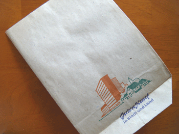 画像1: 旧東ドイツ時代の紙袋★ビルと家（オレンジ・緑）