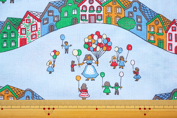 画像4: カラフルな街並みと風船を手にした子供たち（水色）