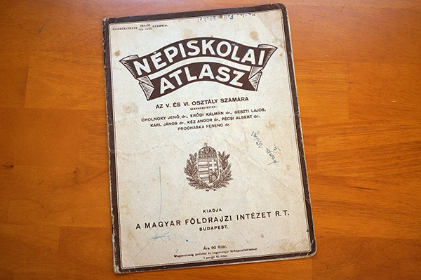画像1: ブダペスト土産の古い世界地図ブックレット