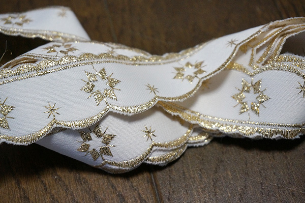 画像1: まるでホワイトクリスマス♪金色刺繍のトリム