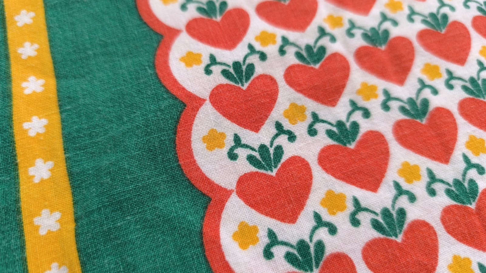 画像1: 70's★赤いハートと黄色い星の花（はぎれ）