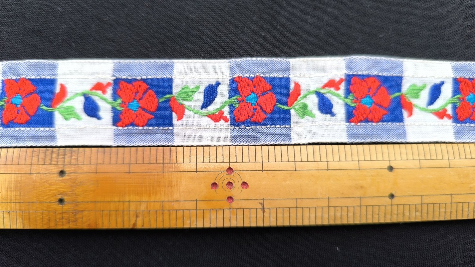 画像2: 【84cm】青×白の背景に、赤い花のチロル