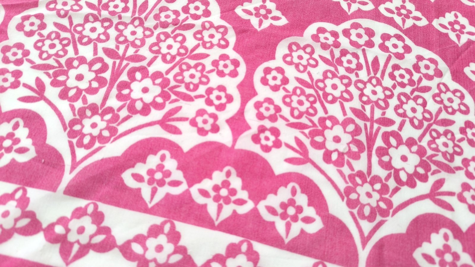 画像1: 【特価】ピンク×白の、切り絵風お花柄ハギレ