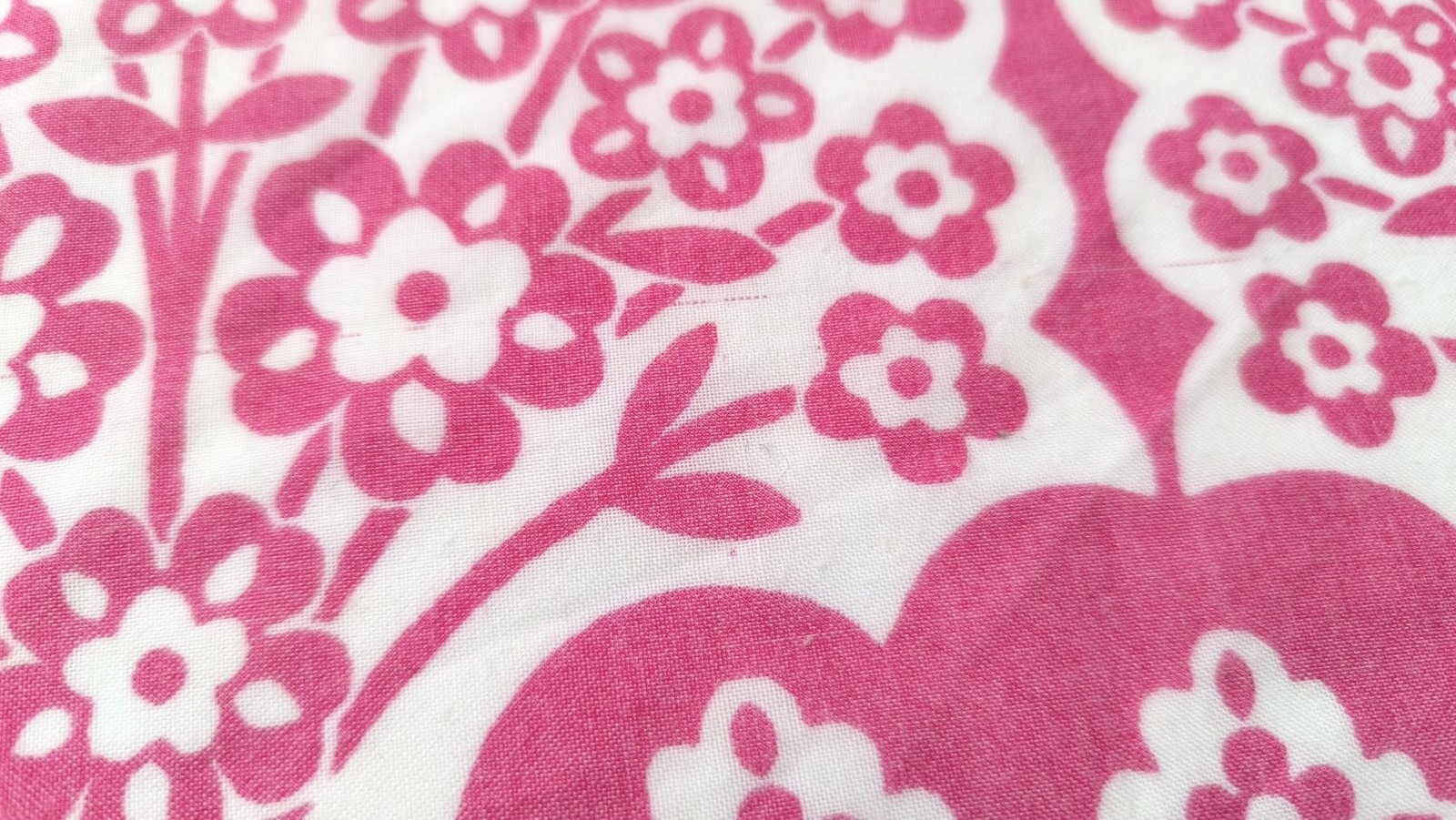 画像2: 【特価】ピンク×白の、切り絵風お花柄ハギレ