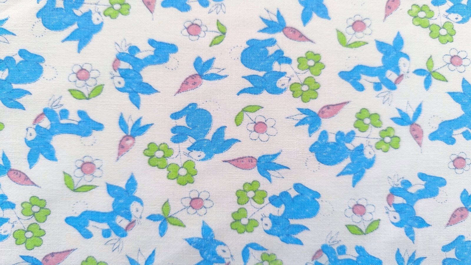 画像1: DDR★ウサギと花とニンジン（ブルー系）はぎれ